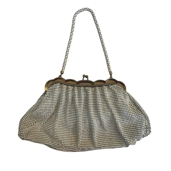 Vintage Mesh Whiting & Davis Ivory Handbag w/ Gold Kiss Lock Circa 1940’s-50’s - Picture 2 of 13